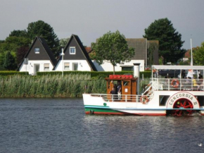 Grietje I rotes Haus links